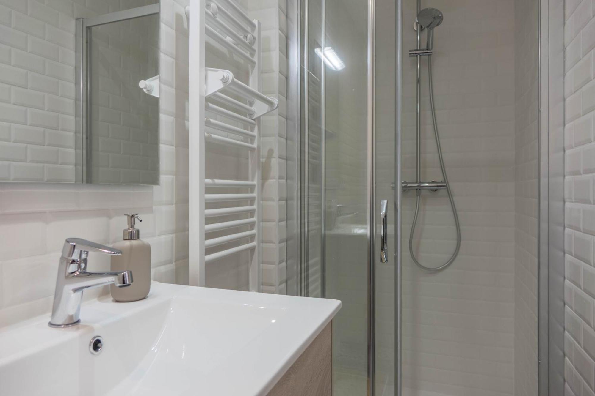 Beau Quartier Et Central, Maison Spacieuse Avec Cour, 3 Chambres, 3 Salles De Bains A 10 Min A Pied De La Gare Орлеан Экстерьер фото