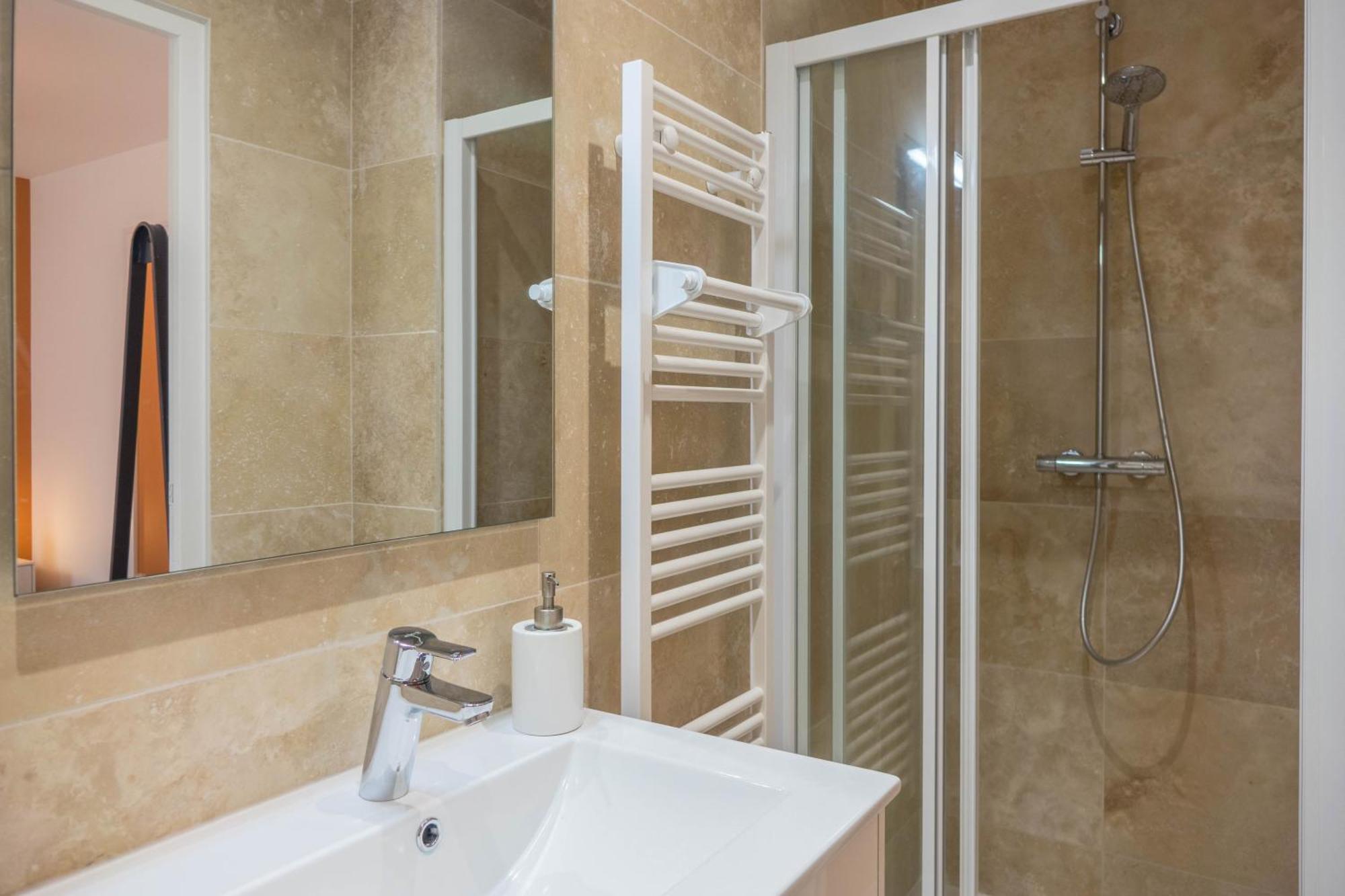 Beau Quartier Et Central, Maison Spacieuse Avec Cour, 3 Chambres, 3 Salles De Bains A 10 Min A Pied De La Gare Орлеан Экстерьер фото